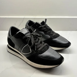 Phillipe Model Trainers - Phillipe Model Trainers | Skick 8/10 | Färgen svart och vit | Storlek 40 | Ingen box | Nypris 3500kr | Hör av er för mer information/bilder!