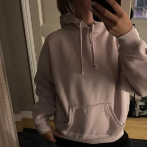 Ljusrosa hoodie från Bik Bok  - Supermjuk ljusrosa hoodie från Bik Bok i oversized modell. Tröjan har huva med snörning, stor ficka framtill och långa ärmar med ribbade muddar. Är lite mer rosa i verkligheten. 