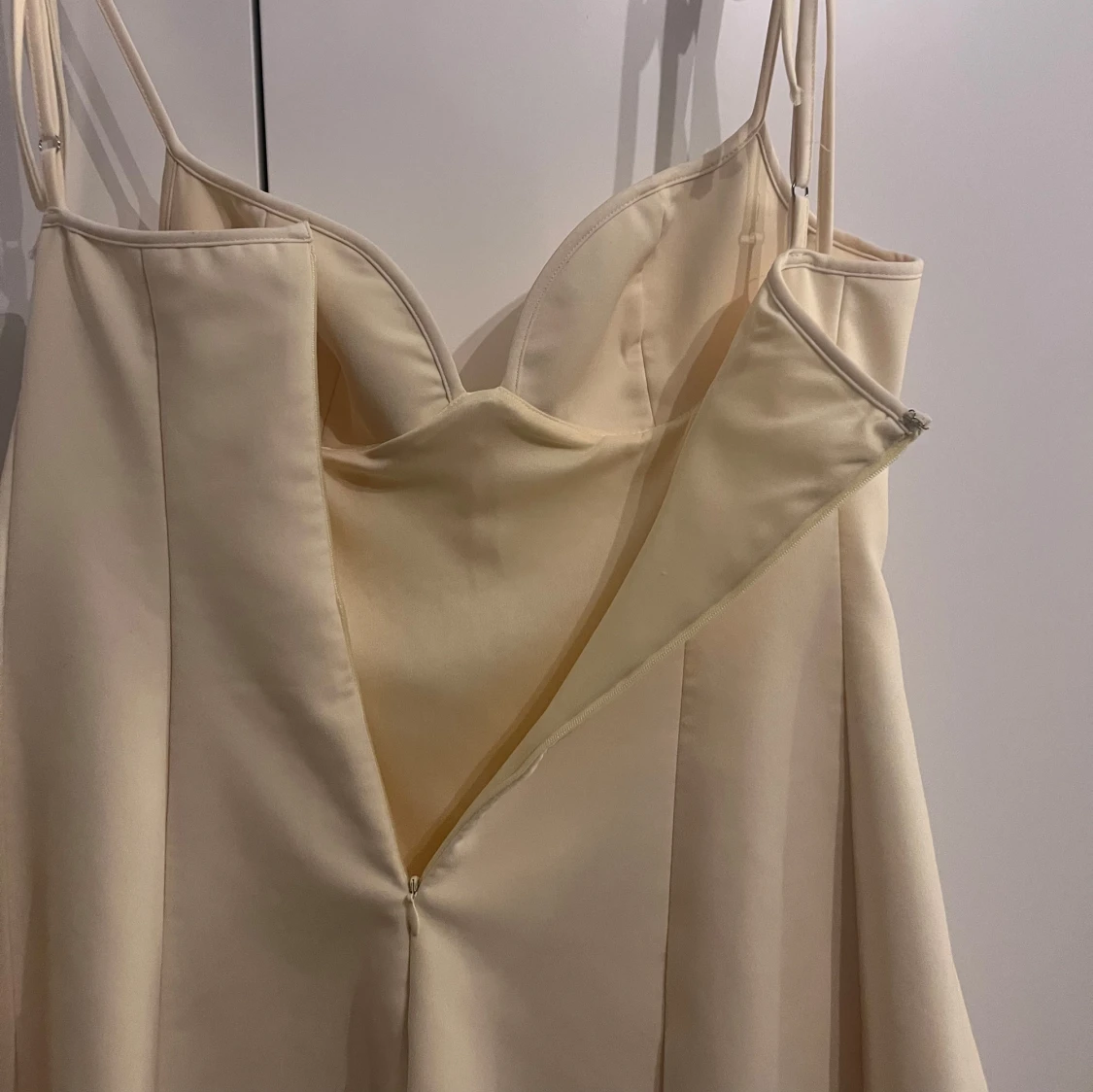 Champagnefärgad kort klänning från Zara - 1