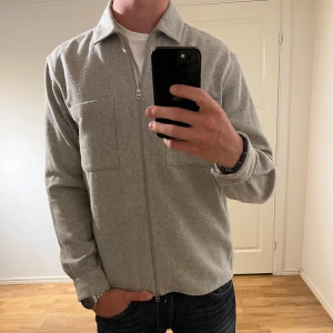 These Glory Days Overshirt med dragkedja  - Säljer denna sjukt snygga Overshirten från These Glory Days⭐️ Färgen är grå och storleken är M✅ Overshirten har inga defekter och skicket är utomordentligt🙌🤝 Sjukt najs passform och passar perfekt till hösten🍁🙌 Tveka inte på att höra av er dig vid minsta fråga eller fundering😊