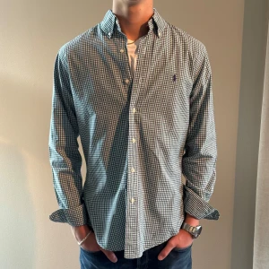 Ralph Lauren Skjorta - Hej! Säljer nu min fina Ralph Lauren-skjorta i storlek S (Custom Fit). Färg : Grön, Blå, Vit. Modellen är 178cm lång. Skjortan är i bra skick och passar året om. Nypris cirka 1600 kr, ställ gärna frågor ✅