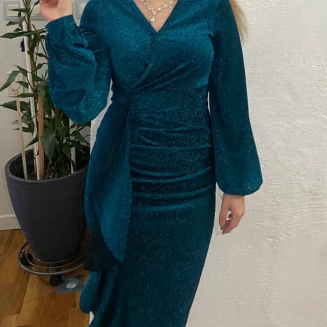 Glittrig blå långklänning med omlott - 2