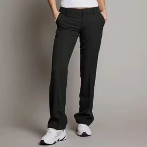Kostymbyxor - Snygga kostymbyxor från BikBok, Vera modellen. Har sprättat upp de! ( se bild 3 ) men de borde gå att sy upp om man själv vill det!