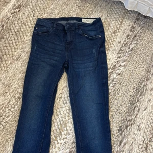 Mörkblå skinny jeans Esmara 38 - Mörkblå skinny fit jeans från Esmara i storlek 38. 