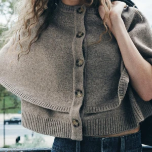 Beige stickad väst med knappar - Säljer en beige stickad kofta/tunn kappa. Säljer den pga att jag själv inte använder den så mycket. Har använt ett par gånger men har inga dåliga effekter och ser ny ut!