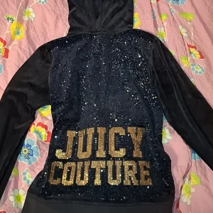 Juicy Couture huvtröja💘 - Riktigt fin juicy couture huvtröja med paljetter över hela ryggen. Matchar en tröja som jag också säljer här på plick (kolla min profil). Storlek M men passar S också!💓
