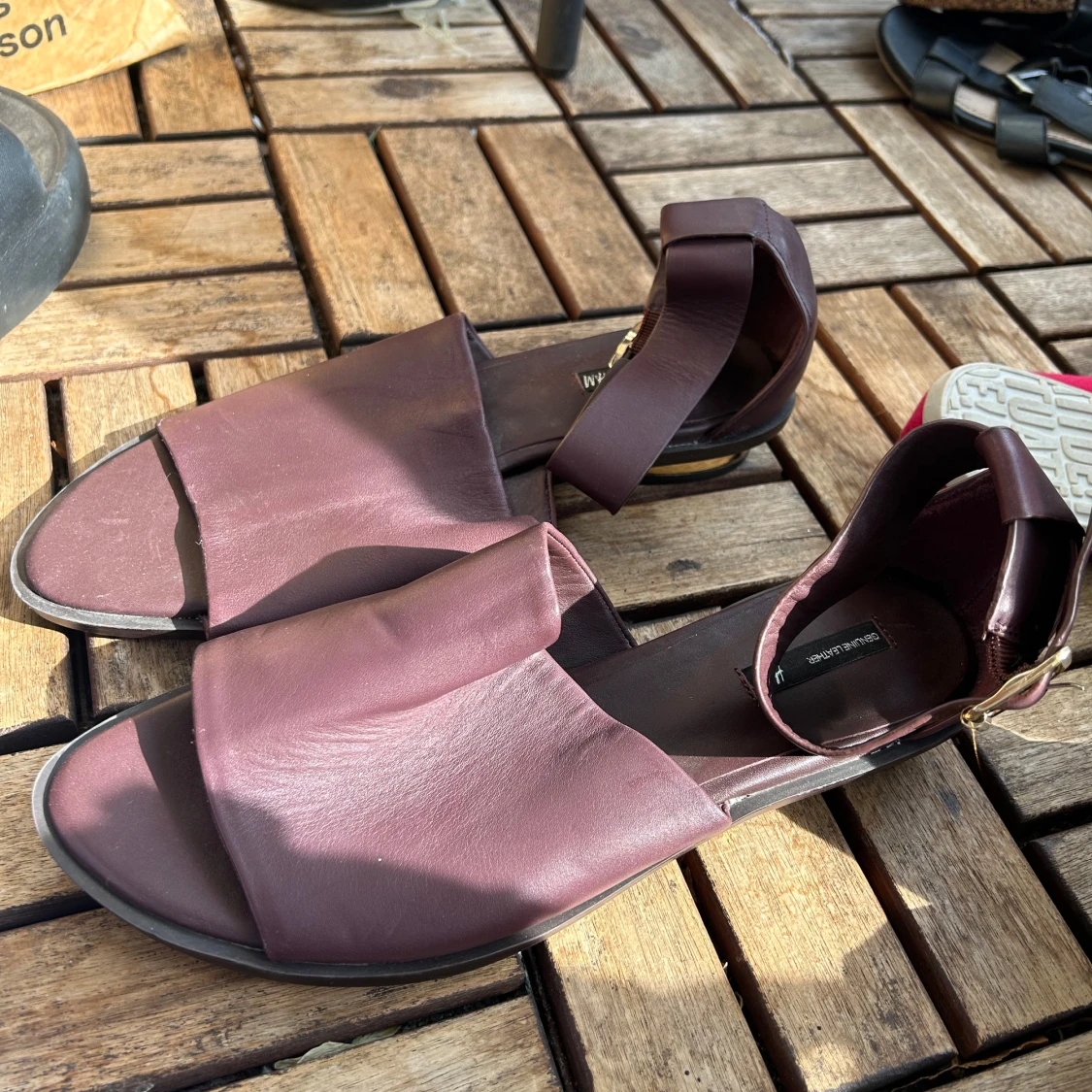 Vinröda skinnsandaler från H&M