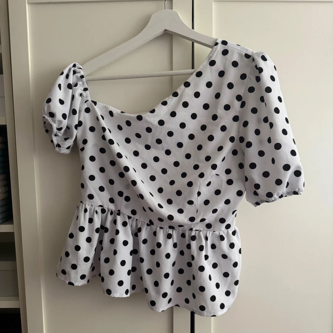 Prickig offshoulder blus med volang - 1