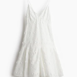 HM slutsåld klänning - Fin klänning använd 1 gång så nytt skick. Nypris 499!