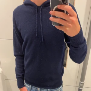 Mörkblå hoodie i kashmir - Mysig mörkblå hoodie från Carmes i 100% kashmir. Passar dig som vill ha något både chill och snyggt. Pris kan diskuteras vid snabb affär! Nypris: 1400kr. Har du några frågor eller funderingar så kan du inte tveka på att kontakta🙌