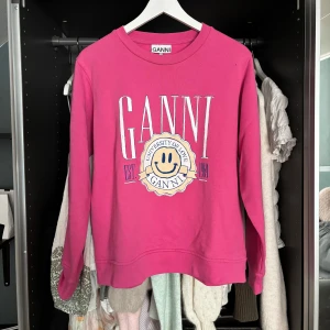 Rosa sweatshirt från Ganni - Snygg äkta rosa ganni sweatshirt storlek M!! Ej använd! Tyvärr fick jag denna i present av min moster och därmed har ej kvitto till denna!!💓