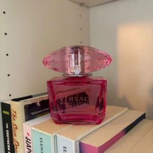 Versace Bright Crystal Absolu parfym - Versace Bright Crystal Absolu parfym i en lyxig, genomskinlig rosa glasflaska med diamantformad kork. Flaskan har en modern och feminin design som verkligen sticker ut på hyllan. Perfekt för dig som gillar eleganta och fräscha dofter. 90ml. Aldrig använd 