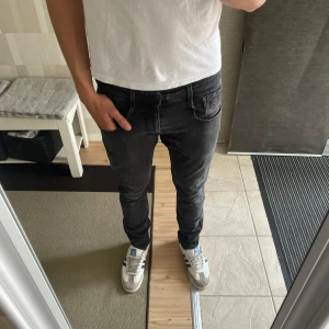 Replay anbass - Klassiska Svart/gråa replay anbass | jeansen är smått missformad på rullan men är knappt någon man ser (se bild 3) storlekslappen är borta men uppskattas som 32/32 | modellen är 183cm| skriv vid funderingar 💬