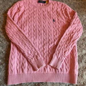 Rosa kabelstickad tröja Polo Ralph Lauren - Säljer polo Ralph lauren stickad tröja i storlek S men skulle säga att den passar M, Skriv om ni har några frågor