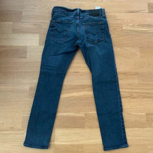 Levis jeans - Ett par jeans i topp skick med snygg tvätt. Storleken är 31/34. Nypriset på dessa jeans ligger på runt 1000kr. Hör av er vid frågor! (Postar inom 24h)