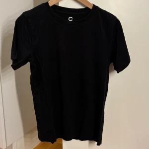 Svart basic t-shirt från Cubus - Svart enkel T-shirt från Cubus i storlek S🤍