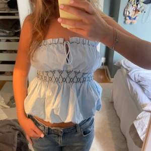 Ljusblå bandeau topp från Zara - Supersöt ljusblå bandeau topp från Zara. Aldrig använd med lappar kvar, storlek S!