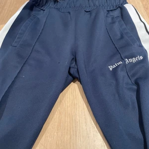 Palm angels  - Palm angels byxor. Väldigt välanvända, har ett litet hål som du kan se på första bilden. Därav priset så lågt. Qr kod finns att skanna kan nog lösa fram kvitto om s behövs. 