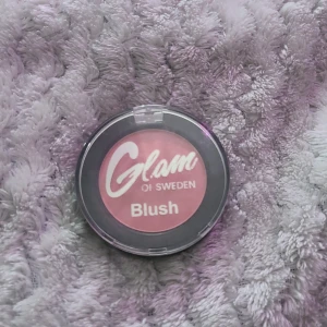 Glam of Sweden rosa rouge - Säljer ett puderrouge från Glam of Sweden i en snygg rosa nyans. Kommer i en rund plastförpackning med genomskinligt lock. Perfekt för att ge kinderna en fräsch och naturlig färg.