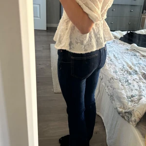 Zara jeans - Supersnygga mörkblå jeans från Zara !