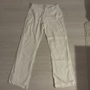 Vita mjukisbyxor från Nelly XS - Vita linnebyxor från Nelly i storlek XS. Byxorna har dubbelt tyg som dem är inte genomskinliga. 