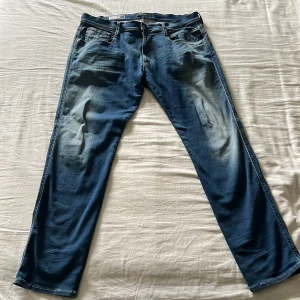 Replay Anbass blå jeans straight fit - Säljer ett par Replay Anbass hyperflex lightweight jeans. Storlek 38/32 sitter lite tightare. Hör av er för info!