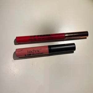 Läppglans duo: röd & nude - Två läppglans: ett från Technic i skimrande nude/rosa med svart kork och ett Lip Pearl i intensivt röd färg med metallic guldhylsa. Perfekta för att ge läpparna glans och färg, båda i smidiga tuber för enkel applicering.