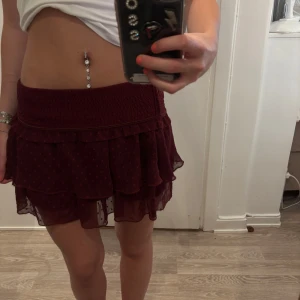 Lågmidjad kjol - Jätte fin kjol från bik bok som inte säljs längre! Storlek xs och passar mig bra som brukar ha 34/36