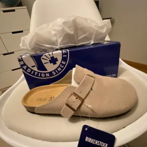 Birkenstock Boston Mocka - Hej, Jag säljer dessa tofflor för att dem inte passade mig. Tofflorna har äldrig använts och är i rent nyskick. Jag är även villig att pruta. Om ni är intresserade så är det bara att höra av sig/  Frank🤩!