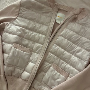 Rosa quiltad dunväst Gina Tricot - Säljer min rosa jacka från Gina Tricot, storlek 170. Använd ca 1 gång.