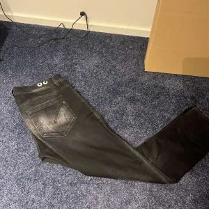 Dondup jeans - Tja! Säljer ett par riktigt feta dondups med slitningar. Storleken är 38 men sitter betydligt mindre. Hör av dig vid frågor!
