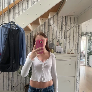 Vit croppad ribbad topp från Monki - Superfin vit croppad topp från Monki i storlek xs, en väldigt fin och Basic vit tröja som passar till allt❤️