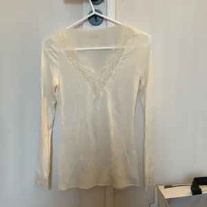 Vit spetsdetaljerad tröja Intimissimi - Förlåt för dåliga bilder! Skriv för bättre! Kashmir tröja från intimissimi i storlek s, vit/krämvit med spetsdetaljer. Använd max 2 ggr!🩷