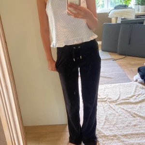 Svarta Juicy Couture byxor - Kan tänka mig sänka priset vid snabb affär‼️          Svarta mjukisbyxor från Juicy Couture i velour med broderad JC-logga, snörning i midjan och fickor med knapp bak. Klassisk loose fit och raka ben, perfekt för en chill och trendig look. Storlek XXS men passar XS! Har använt byxorna typ 5 ggr så de är som nya!💗