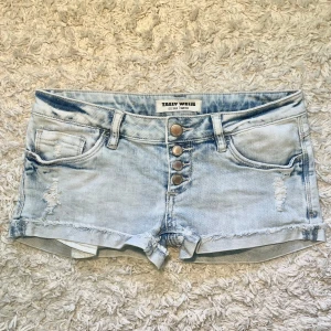 Ljusblå jeansshorts Tally Weijl - Köp via Swish + frakt (ej köp nu) eller direkt via vinted @moa.06 (pga plicks nya avgifterk) 🩷Snygga ljusblå jeansshorts från Tally Weijl med slitna detaljer, fransig kant och fyra knappar framtill. Klassisk femficksmodell i mjuk denim, perfekt för varma dagar. Shortsen har låg midja och en avslappnad vibe.