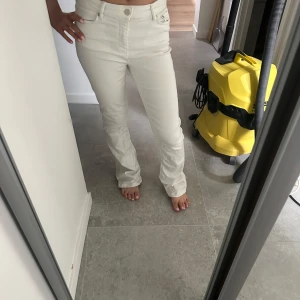 Vita bootcut jeans med låg/mid midja - Säljer ett par vita jeans med mid/låg midja och utsvängda ben. Skulle verkligen vela behålla men de är för stora i midjan så jag säljer vidare💗