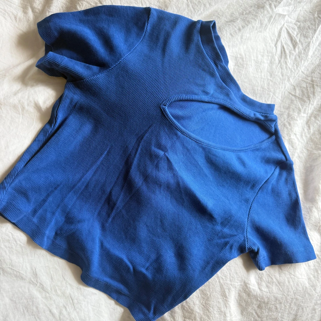 Blå ribbad topp med cut out-detalj