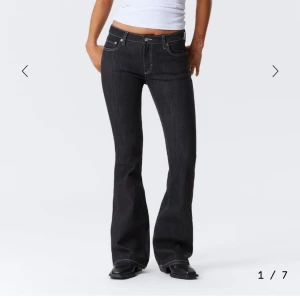 Weekday low waist jeans - Snygga svarta jeans från Weekday med bootcut passform, vit sömn och låg midja. De är endast använda fåtal gånger utan några defekter, ser helt nya ut. Nypris är 590kr. Storlek W 29 L 34. Skriv gärna vid frågor 💖