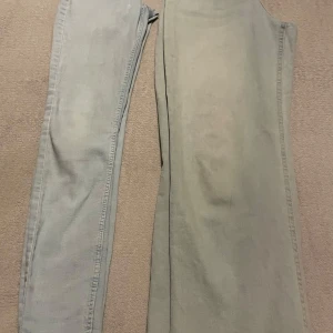 Två par ljusgrå jeans, skinny & wide - Säljer två par ljusblå jeans. Ena paret har skinny fit med smala ben och klassisk femficksdesign storlek 158, det andra paret är wide fit med raka, vida ben och rå kant nertill storlek 164. Båda är i mjuk bomullsdenim och har knapp- och dragkedjegylf. 