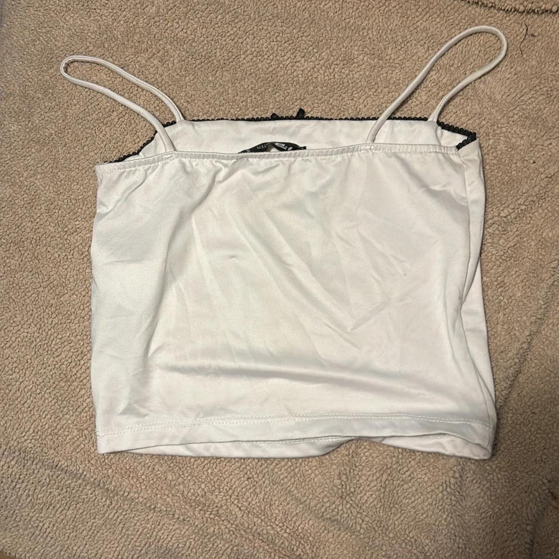 Vit linnetopp med svarta detaljer FB Sister - 1