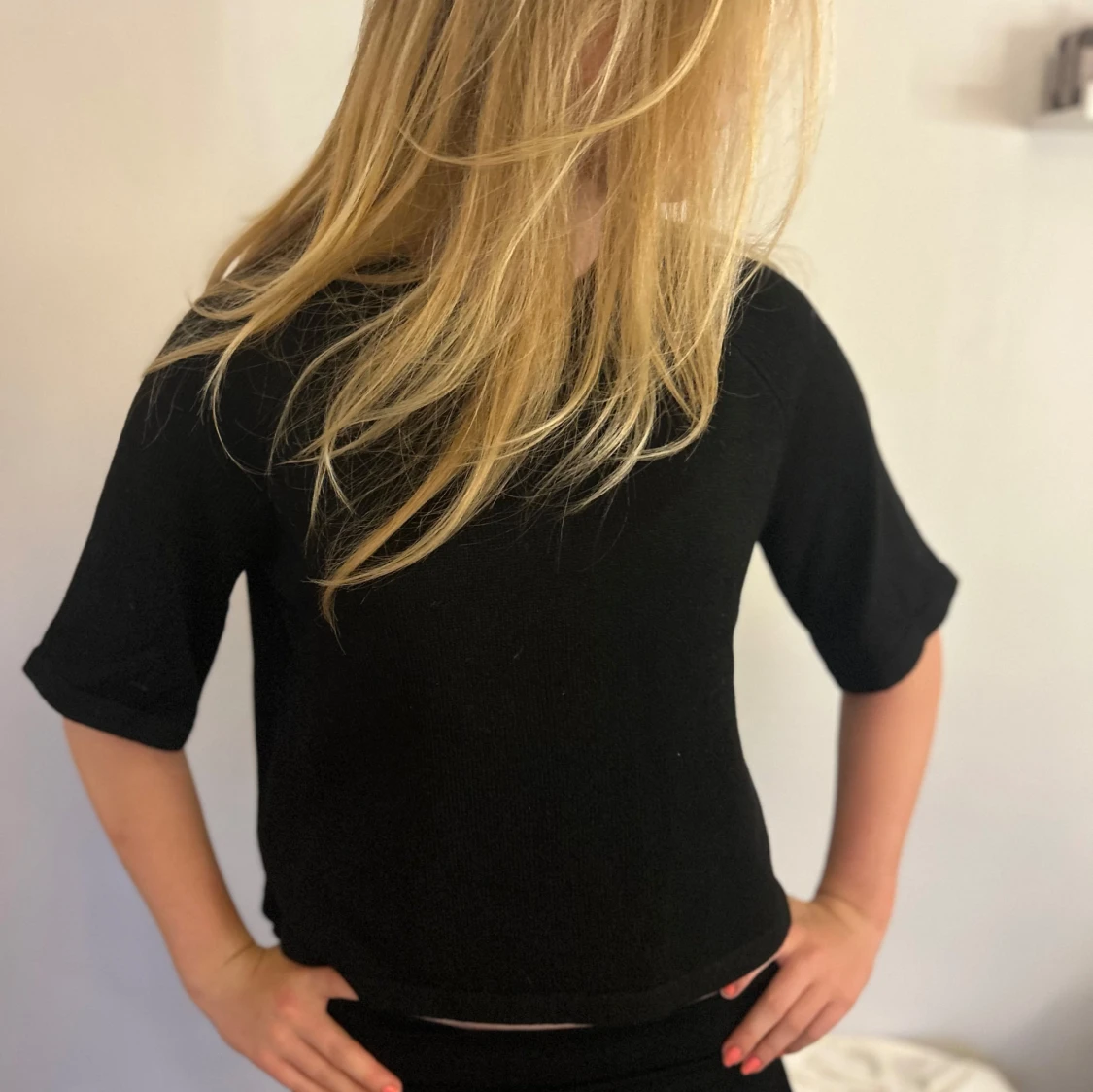 Svart stickad tröja med kort ärm