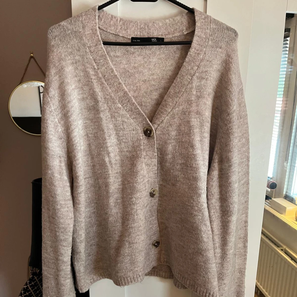 Beige stickad kofta med knappar  - 1