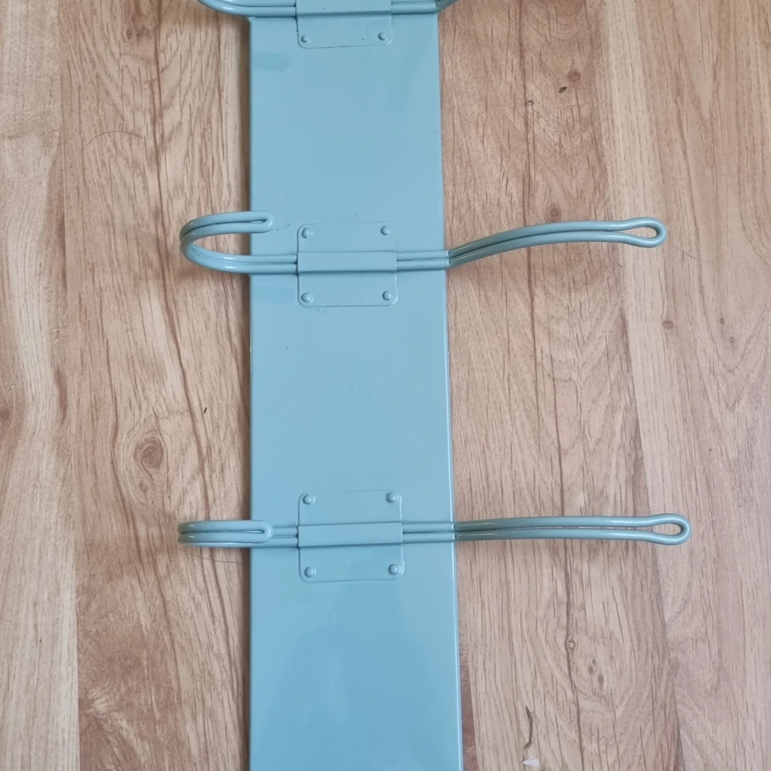 Brett ljusblå klädhängare