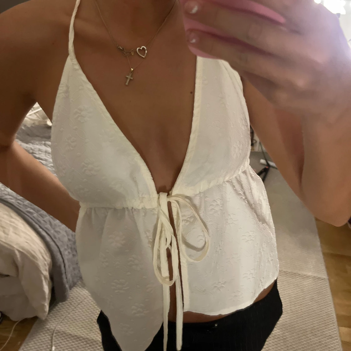 Vit blommig halterneck linnetopp