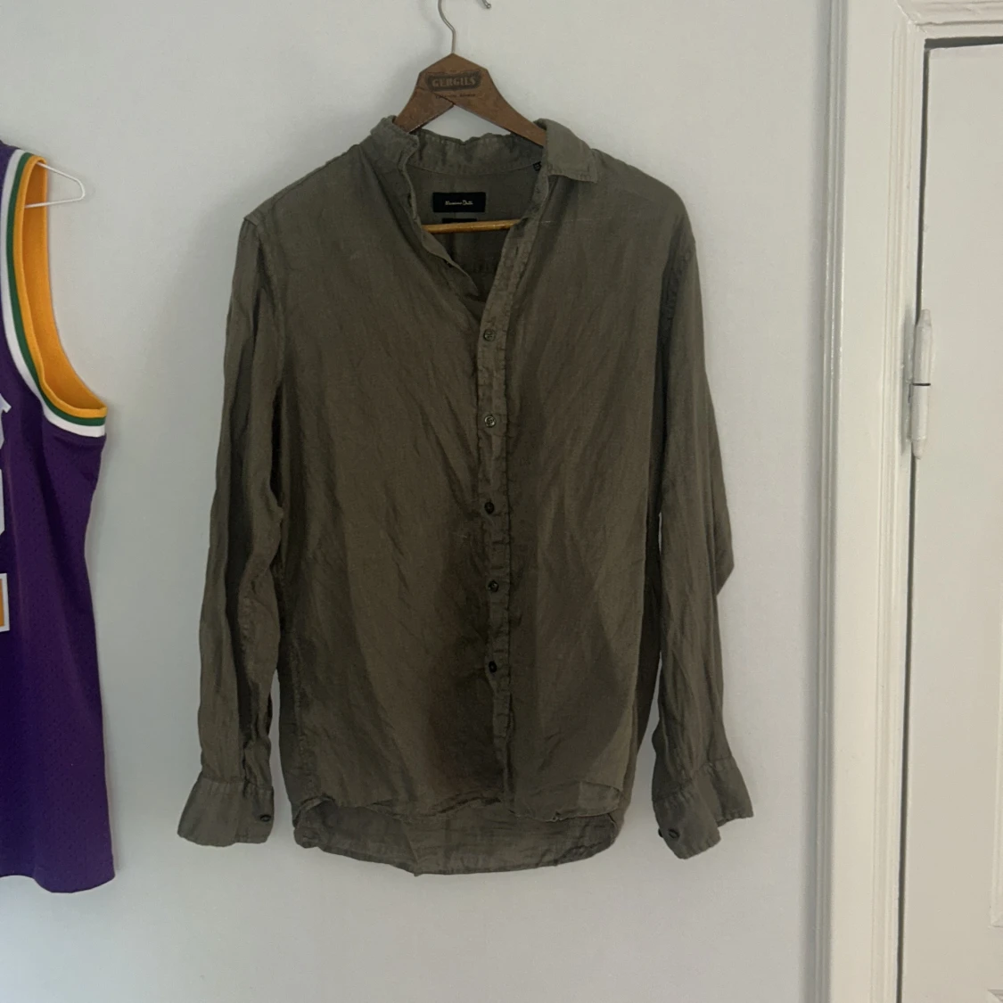 Olivgrön linneskjorta Massimo Dutti