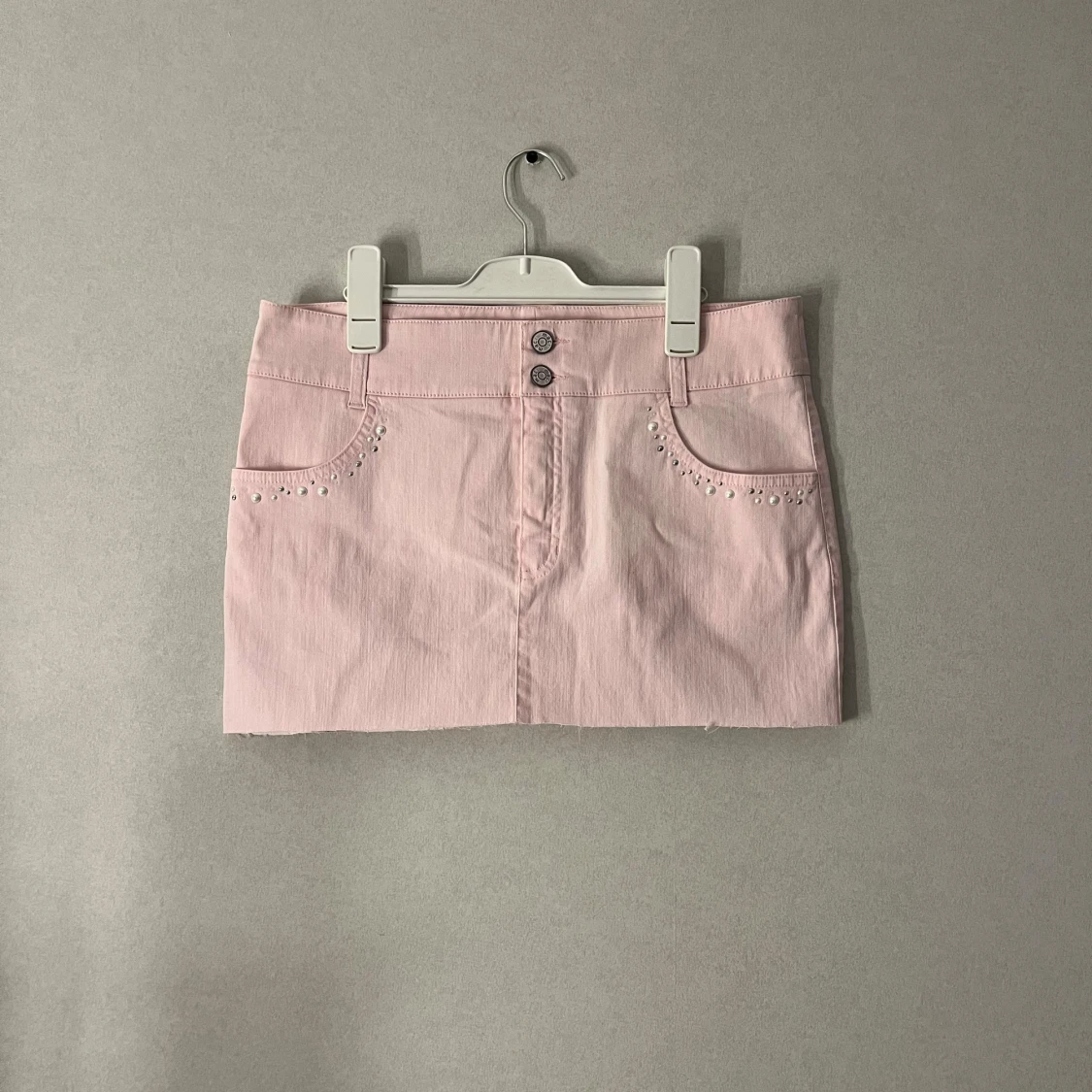 Ljusrosa jeanskjol med pärldetaljer