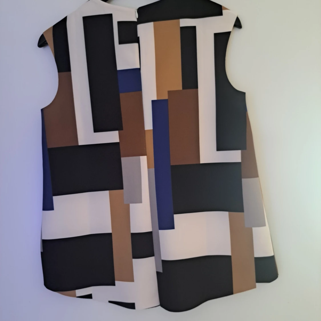 Ärmlös grafisk blus i blockmönster - 1