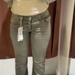 Grå bootcut jeans med låg midja - Snygga grå jeans med bootcut och låg midja . Aldrig använda och pris kan diskuteras  , storlek 164 men passar xs