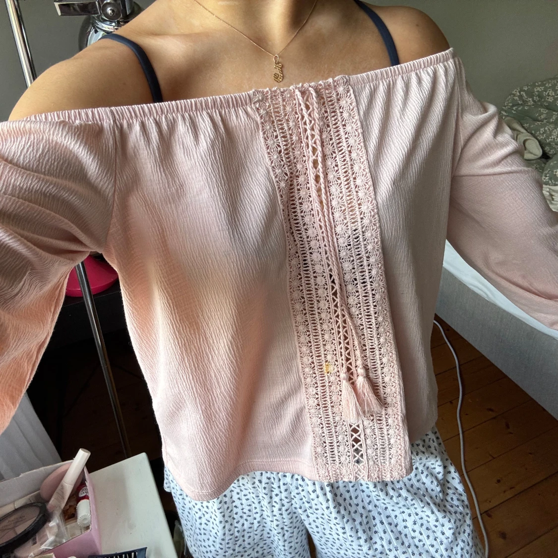 Ljusrosa offshoulder blus med spets