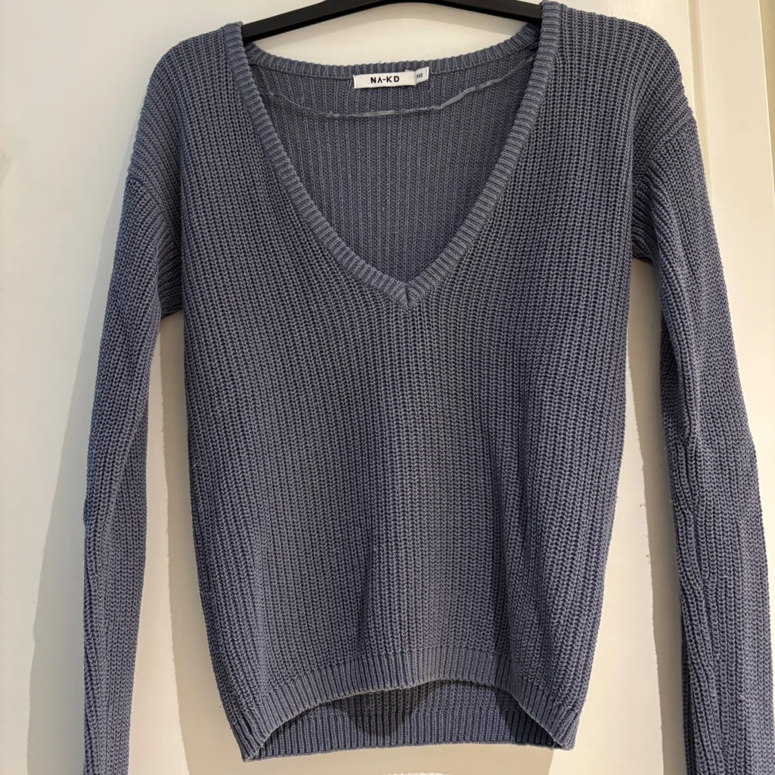 Grå stickad v-ringad tröja NA-KD